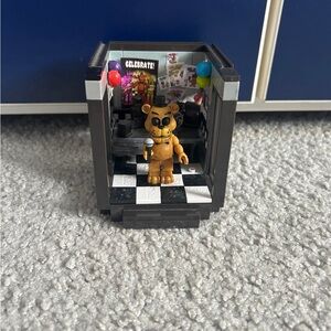 Five Nights at Freddy's The Office Construction Set McFarlane - Golden Freddy